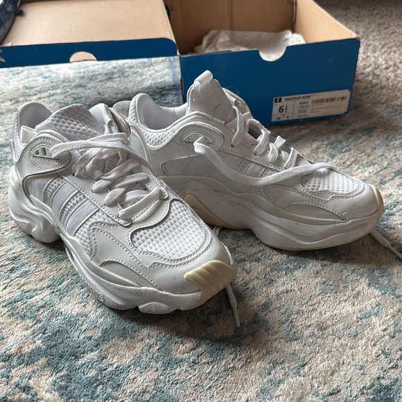 Adidas Originals Magmur Women’s White Runner Size 6.5 (runs large) - Picture 5 of 8